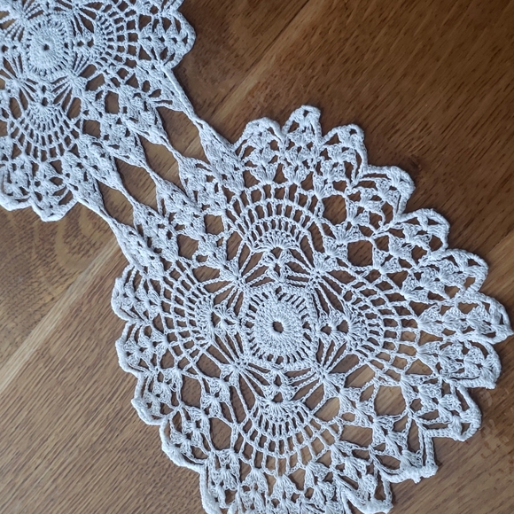 Handmade doili table runner 6 - Picture 4 of 4